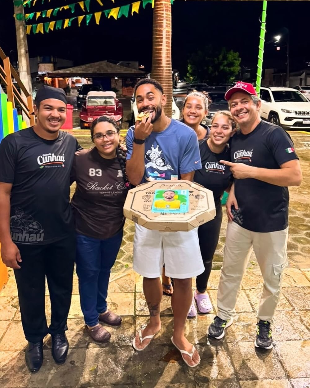 apos-copa-do-mundo,-matheus-cunha-tira-ferias-e-visita-pizzaria-que-o-homenageou-no-rio-grande-do-norte