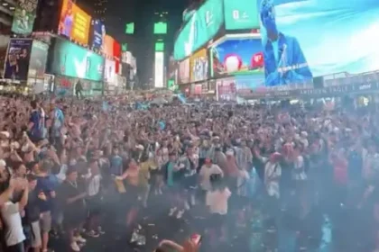 torcedores-da-argentina-causam-‘loucura’-na-times-square-noite-dentro
