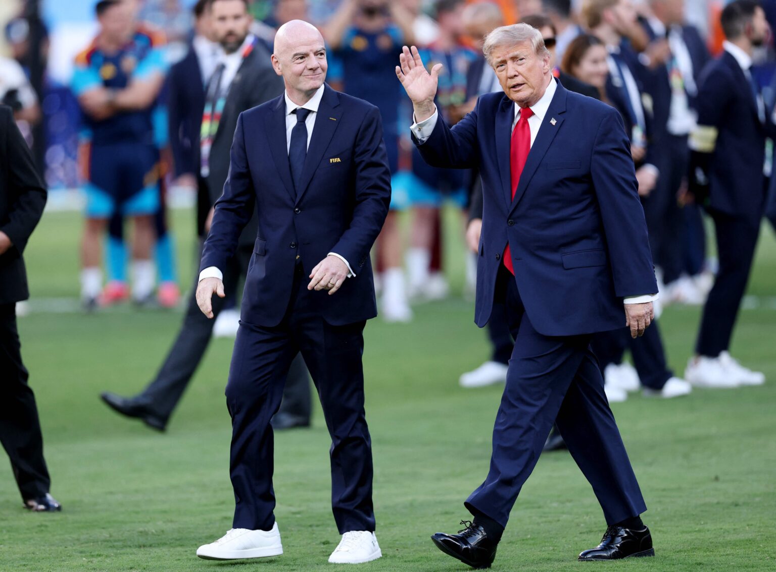 poupado-dos-teloes-durante-toda-a-final,-trump-e-vaiado-ao-entrar-no-gramado