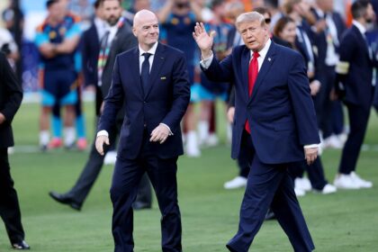poupado-dos-teloes-durante-toda-a-final,-trump-e-vaiado-ao-entrar-no-gramado