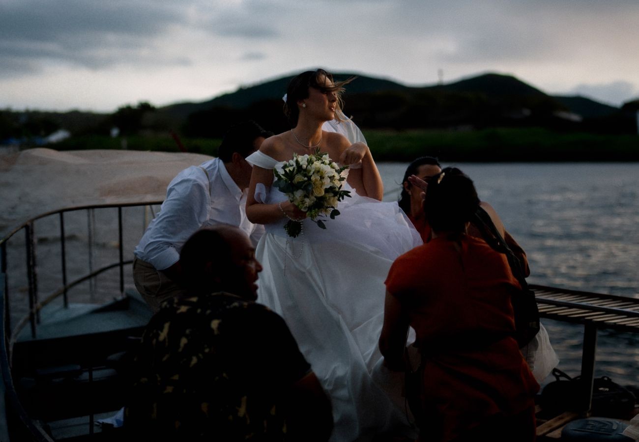 apos-tempestade-adiar-cerimonia,-noiva-realiza-casamento-em-praia-no-to: ‘tinha-certeza que daria-certo’