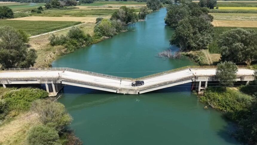 para-ganhar-tempo,-motoristas-se-arriscam-passando-por-ponte-que-desabou