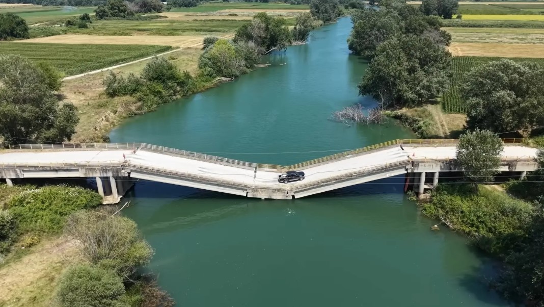 para-ganhar-tempo,-motoristas-se-arriscam-passando-por-ponte-que-desabou