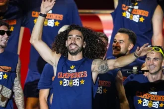 cucurella-cumpre-promessa-e-tatua-rosto-de-luis-de-la-fuente