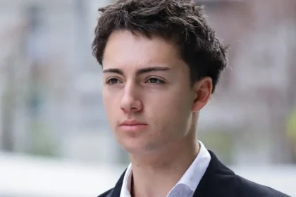 frances-de-19-anos-e-condenado-por-lamber-canudo-em-singapura
