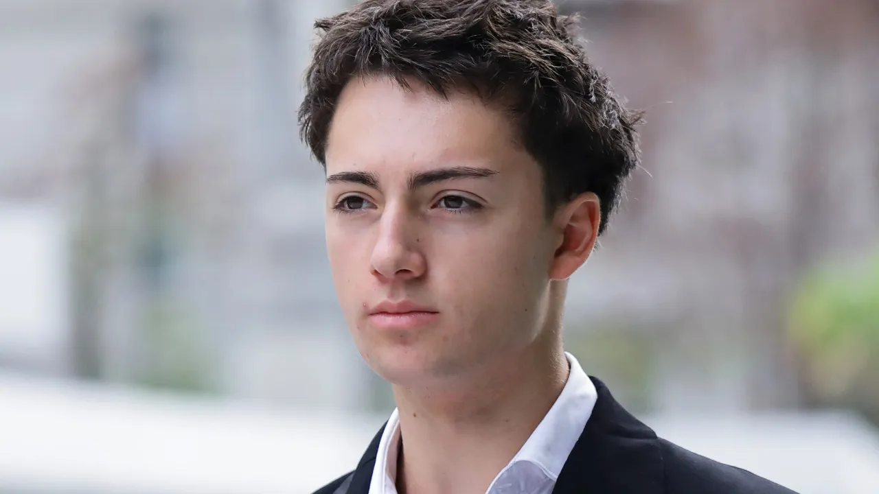 frances-de-19-anos-e-condenado-por-lamber-canudo-em-singapura
