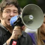 milei-assina-decreto-para-expulsar-estrangeiro-que-atacar-argentinos