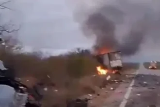 acidente-entre-van-e-caminhao-mata-sete-pessoas-no-sertao-de-pernambuco
