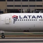 aviao-da-latam-e-obrigado-a-arremeter-apos-aproximacao-de-balao-na-pista-do-galeao,-no-rio