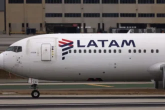 aviao-da-latam-e-obrigado-a-arremeter-apos-aproximacao-de-balao-na-pista-do-galeao,-no-rio