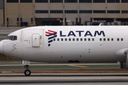 aviao-da-latam-e-obrigado-a-arremeter-apos-aproximacao-de-balao-na-pista-do-galeao,-no-rio