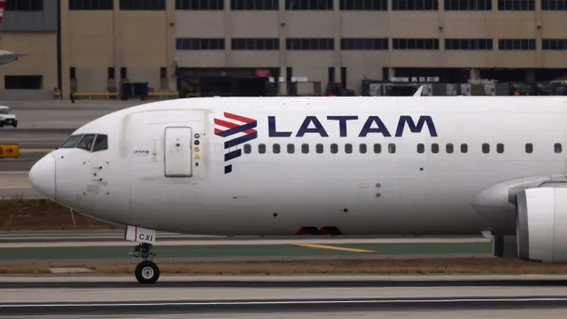 aviao-da-latam-e-obrigado-a-arremeter-apos-aproximacao-de-balao-na-pista-do-galeao,-no-rio