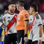 otamendi-marca-contra,-e-river-afunda-em-crise-historica-na-argentina