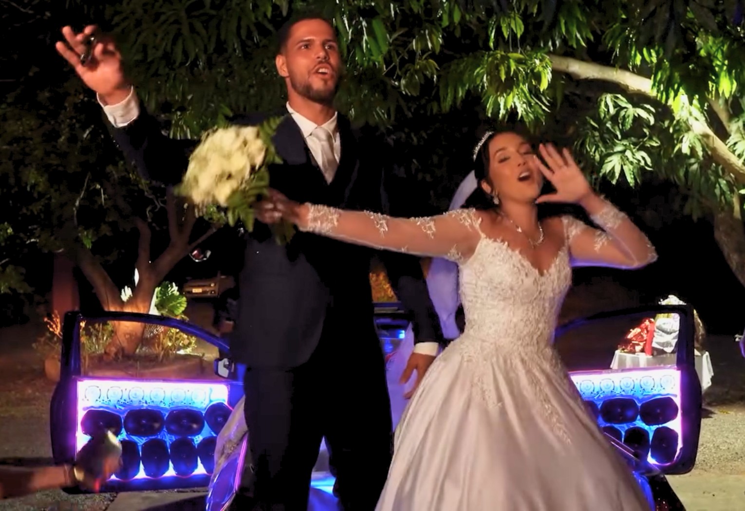 noivos-chegam-a-festa-de-casamento-com-som-automotivo-e-carroceria-lotada-de-gelo-e-bebidas;