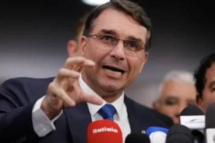 flavio-bolsonaro-se-reune-com-republicanos-e-reforca-vaga-de-vice,-mas-partido-resiste