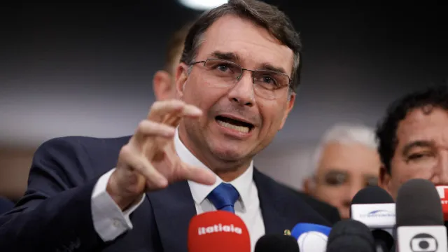flavio-bolsonaro-se-reune-com-republicanos-e-reforca-vaga-de-vice,-mas-partido-resiste