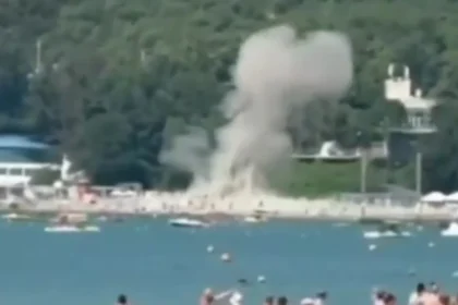 video-mostra-queda-de-drone-que-matou-sete-pessoas-em-praia-na-russia