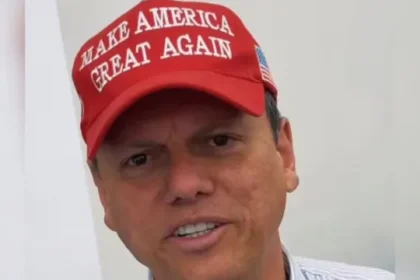 tarcisio-de-freitas-diz-que-nao-colocaria-o-bone-de-donald-trump-novamente