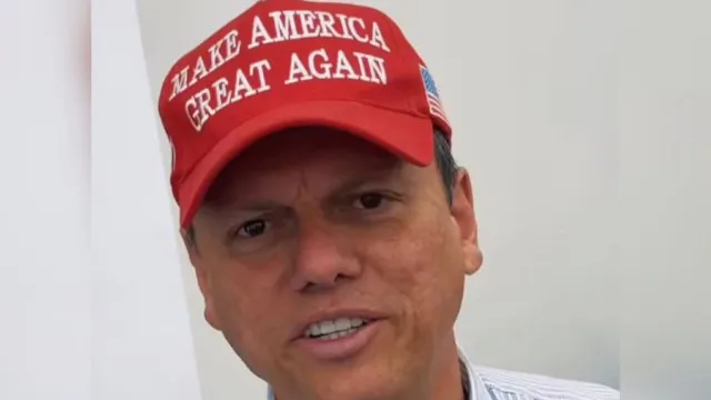 tarcisio-de-freitas-diz-que-nao-colocaria-o-bone-de-donald-trump-novamente