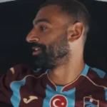 salah-chega-a-turquia-e-veste-camisa-do-trabzonspor-antes-de-exames