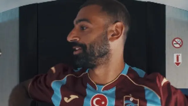 salah-chega-a-turquia-e-veste-camisa-do-trabzonspor-antes-de-exames