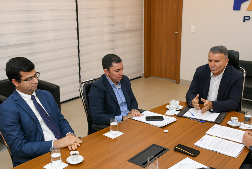 prefeito-eduardo-siqueira-campos-autoriza-doacao-de-lote-para-ampliacao-do-previpalmas