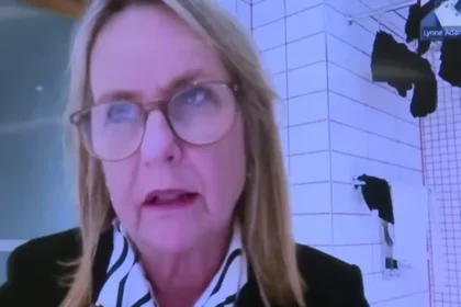 vereadora-participa-de-reuniao-online-da-camara-no-banheiro;-video