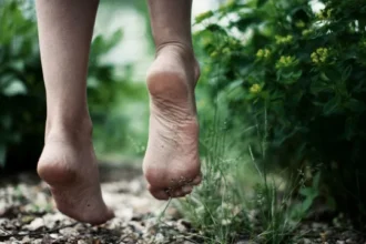 andar-descalco-no-inverno-faz-mal?-entenda-o-que-aumenta-o-risco-de-gripe