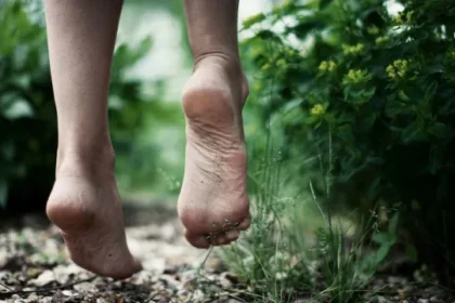 andar-descalco-no-inverno-faz-mal?-entenda-o-que-aumenta-o-risco-de-gripe