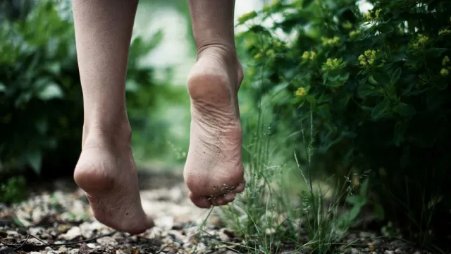 andar-descalco-no-inverno-faz-mal?-entenda-o-que-aumenta-o-risco-de-gripe