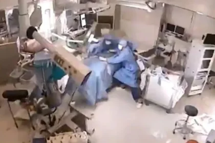 medicos-sao-surpreendidos-por-terremoto-e-protegem-paciente-em-cirurgia