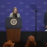 trump-corre-atras-de-menino-no-palco:-“nao-quero-que-seja-como-o-biden”