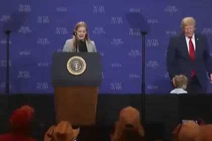 trump-corre-atras-de-menino-no-palco:-“nao-quero-que-seja-como-o-biden”