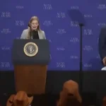 trump-corre-atras-de-menino-no-palco:-“nao-quero-que-seja-como-o-biden”
