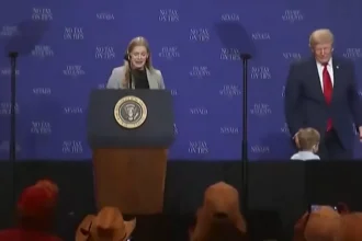 trump-corre-atras-de-menino-no-palco:-“nao-quero-que-seja-como-o-biden”