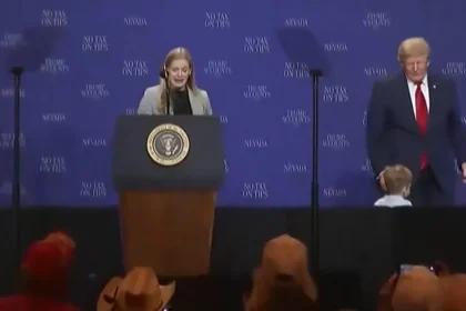 trump-corre-atras-de-menino-no-palco:-“nao-quero-que-seja-como-o-biden”