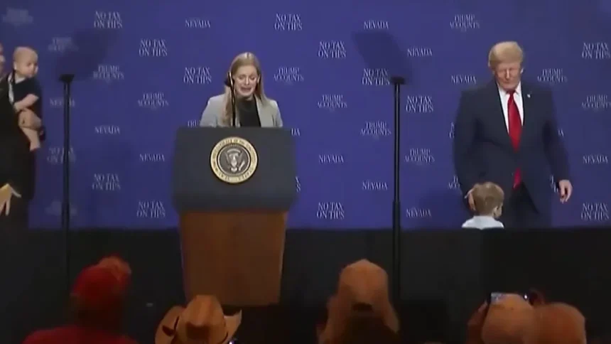 trump-corre-atras-de-menino-no-palco:-“nao-quero-que-seja-como-o-biden”