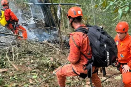 helicoptero-cai-no-rio;-piloto-e-turistas-da-colombia-morrem