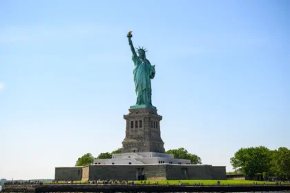 bebe-de-5-meses-e-mulher-morrem-apos-barco-virar-em-nova-york