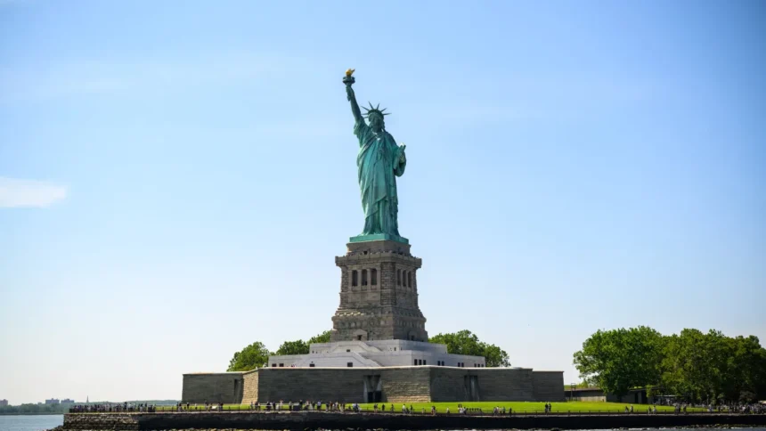 bebe-de-5-meses-e-mulher-morrem-apos-barco-virar-em-nova-york