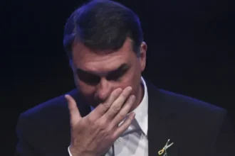 flavio-escreve-carta-a-bolsonaro,-chora-e-diz-que-proibir-visita-no-dia-dos-pais-e-desumano