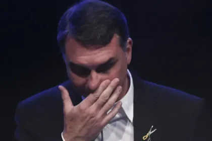 flavio-escreve-carta-a-bolsonaro,-chora-e-diz-que-proibir-visita-no-dia-dos-pais-e-desumano