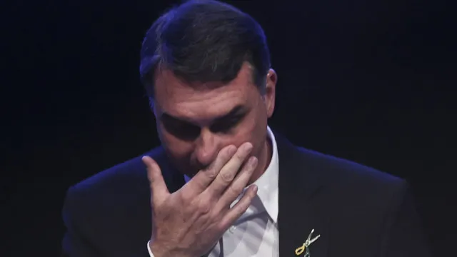 flavio-escreve-carta-a-bolsonaro,-chora-e-diz-que-proibir-visita-no-dia-dos-pais-e-desumano