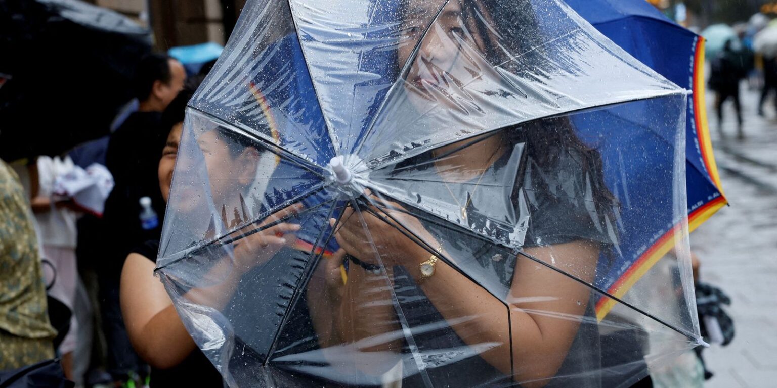 chuva-forte-atinge-pequim-durante-passagem-do-tufao-dolphin