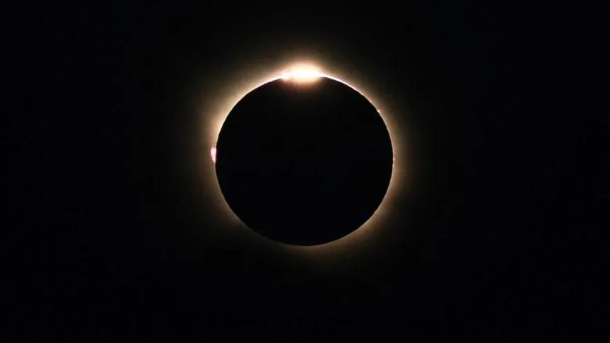 eclipse-solar-foi-presenciado-na-russia,-espanha,-groenlandia,-islandia-e-em-parte-de-portugal