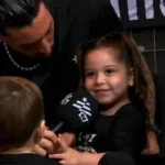 filha-de-alex-telles-canta-hino-do-botafogo-e-video-viraliza;-assista