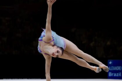 babi-e-maria-eduarda-brilham-em-1o-dia-do-mundial-de-ginastica-ritmica