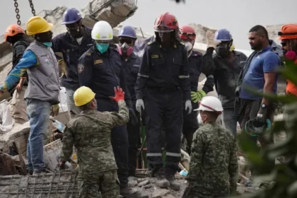 bebe-de-3-meses-resgatado-dos-escombros-na-colombia;-mae-segue-soterrada