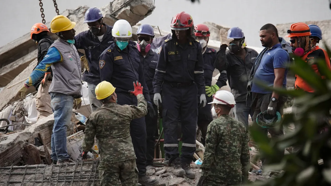 bebe-de-3-meses-e-resgatado-de-escombros-na-colombia;-mae-segue-soterrada