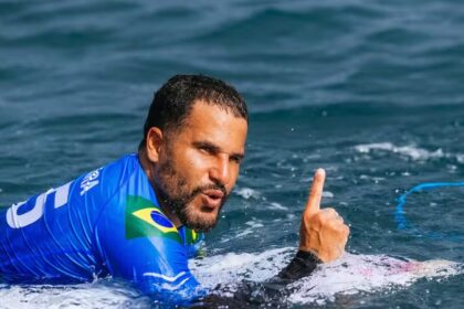 wsl:-italo-ferreira-domina-tubos-em-teahupo’o-e-avanca-as-semifinais